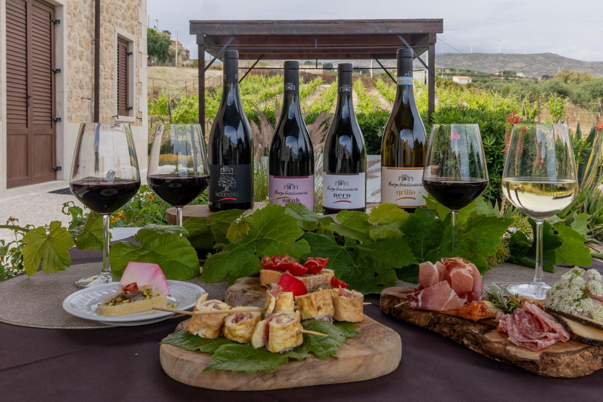 Borgo Giallonardo Wine Relais Реалмонте Екстериор снимка